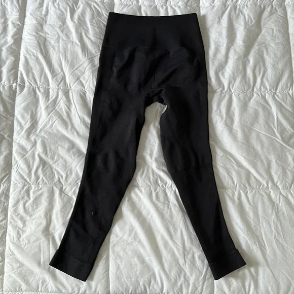 Lululemon dark grey crop leggings. Size 6. - Picture 2 of 5